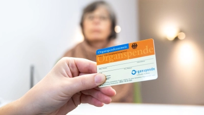 Den Organspendeausweis bekommt man kostenfrei in Arztpraxen und Apotheken. (Foto: Benjamin Nolte/dpa-tmn)