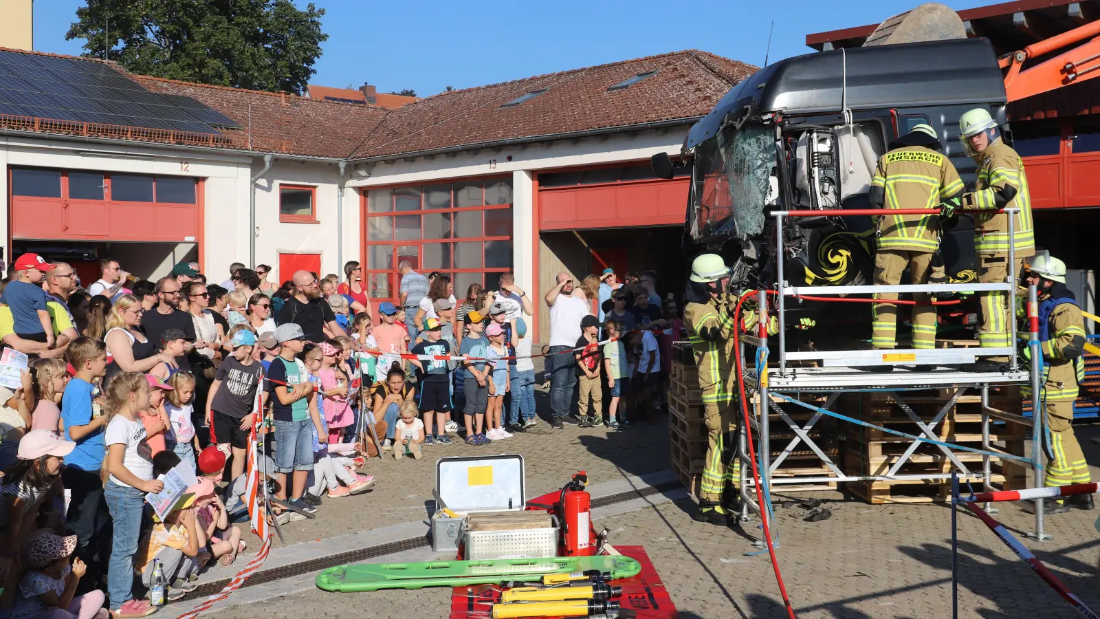 In einer anderen Übung nehmen die Einsatzkräfte einen Lkw-Unfall an. Dabei müssen sie die Fahrerkabine öffnen. (Foto: Oliver Herbst)