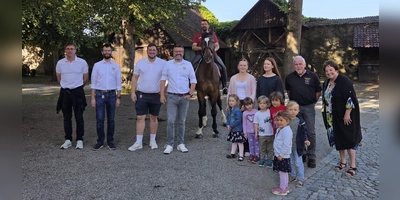 Das Foto zeigt von links: Philip Schürlein, Philipp Kamm, Maximilian Mattausch, Andreas Mack, Markus Losert, Jule Wetsch, Pia Lechner, Robert Hippelein und Sabine Lober sowie vorn von links: Grete Meyer, Lara Haltmayer, Julius Schöppler, Brayn Weber und die Ersatzlorekinder.  (Foto: Andreas Mack)