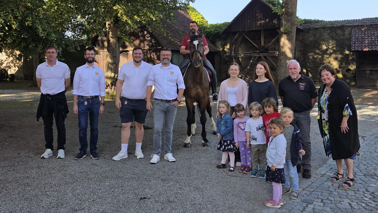 Das Foto zeigt von links: Philip Schürlein, Philipp Kamm, Maximilian Mattausch, Andreas Mack, Markus Losert, Jule Wetsch, Pia Lechner, Robert Hippelein und Sabine Lober sowie vorn von links: Grete Meyer, Lara Haltmayer, Julius Schöppler, Brayn Weber und die Ersatzlorekinder.  (Foto: Andreas Mack)