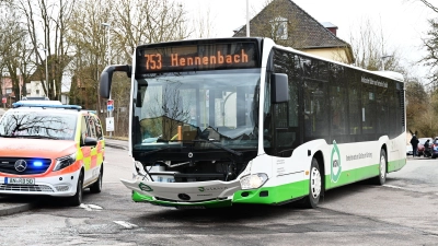 Ein Linienbus ist auf der Schloßstraße seitlich gegen ein Auto gefahren.  (Foto: Luca Paul)
