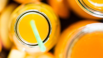 Kaum überzeugende Testergebnisse: Nur ein Multivitaminsaft erhielt im „Öko-Test“ eine gute Bewertung. (Foto: Franziska Gabbert/dpa-tmn)