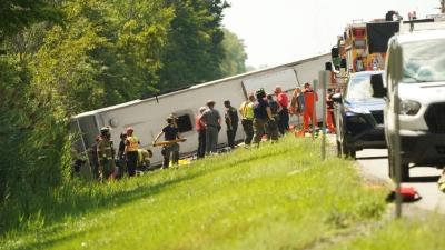 In dem Reisebus seien mehr als 50 Passagiere gewesen, darunter Frauen und Kinder, hieß es von der Polizei. (Foto: Libby March/Buffalo News/AP/dpa)