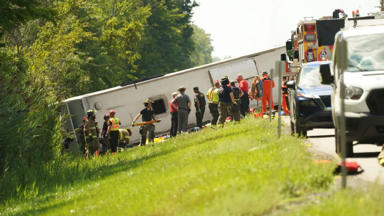 In dem Reisebus seien mehr als 50 Passagiere gewesen, darunter Frauen und Kinder, hieß es von der Polizei. (Foto: Libby March/Buffalo News/AP/dpa)