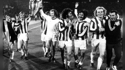 Die Bayern mit Paul Breitner (Mitte), Gerd Müller (3.v.r.) und Uli Hoeneß (2.v.r.) jubeln nach dem Gewinn des Europapokals der Landesmeister. (Archivfoto) (Foto: picture-alliance / dpa)