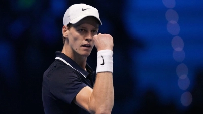 Publikumsliebling Jannik Sinner geht als Favorit in das Endspiel der ATP Finals gegen Taylor Fritz. (Foto: Antonio Calanni/AP/dpa)