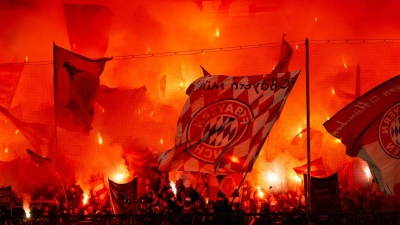 Unter anderem für das Zünden von Bengalos im Spiel gegen Leverkusen wurde der FC Bayern nun bestraft. (Foto: Sven Hoppe/dpa)