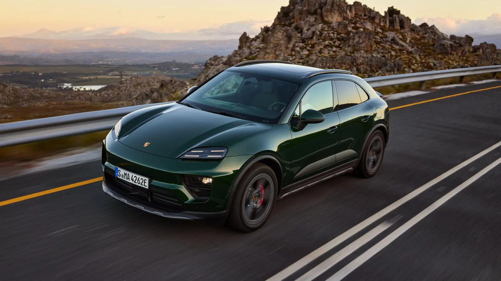 Porsche erweitert die Macan-Modellpalette um einen neuen Hecktriebler und den sportlichen Macan 4S. Beide sind gegen Ende des Jahres verfügbar. (Foto: Porsche AG/dpa-tmn)