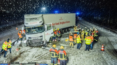 Aufgrund eines Unfalls auf schneebedeckter Fahrbahn wurde die A70 bei Schweinfurt gesperrt.  (Foto: Ferdinand Merzbach/NEWS5/dpa)