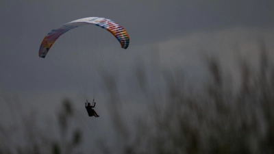 Kam es zu einem Gleitschirmunfall? Nach dem Anruf rücken sofort zahlreiche Kräfte aus. (Symbolbild) (Foto: Sebastian Gollnow/dpa)