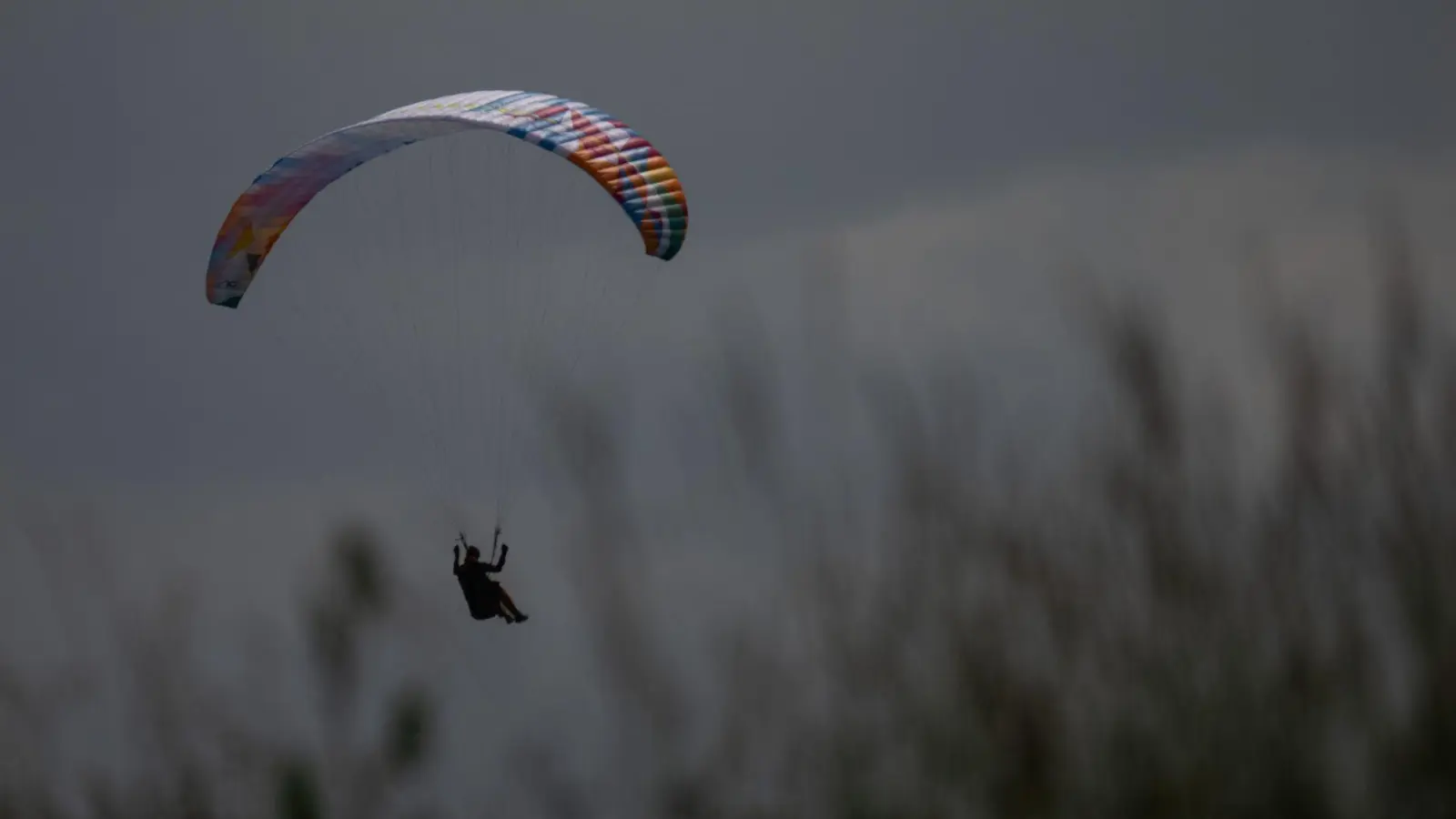 Kam es zu einem Gleitschirmunfall? Nach dem Anruf rücken sofort zahlreiche Kräfte aus. (Symbolbild) (Foto: Sebastian Gollnow/dpa)