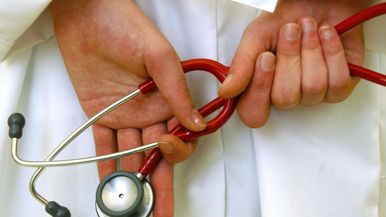 In ländlichen Regionen fehlt Pesonal für die hausärztliche Betreuung. Bürokratische Hürden machen es einer ukrainischen Ärztin in Herrieden schwer, an die endgültige Anerkennung zu kommen. (Symbolbild: dpa/Patrick Pleul)