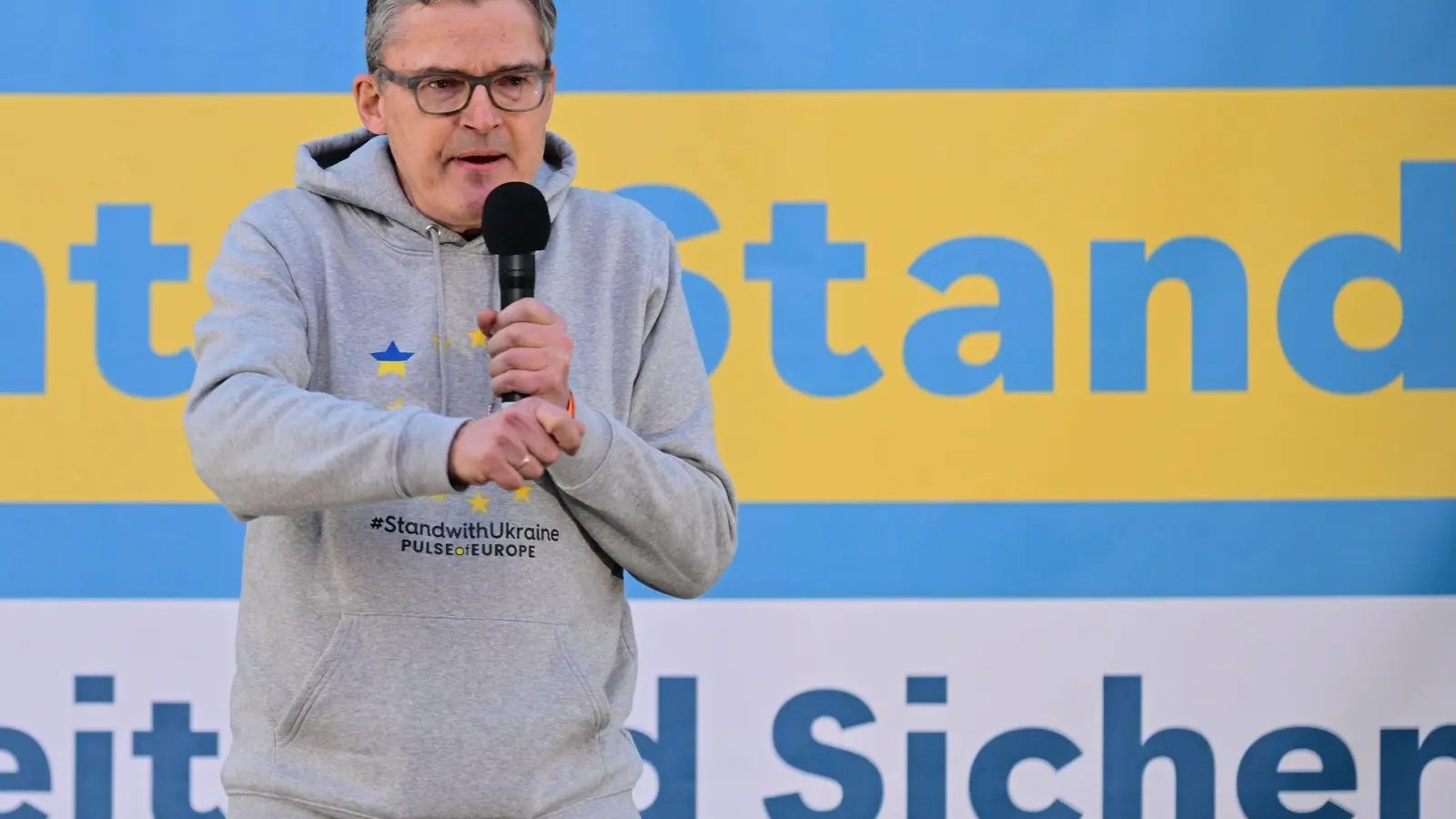 Der CDU-Politiker Roderich Kiesewetter fordert immer wieder eine neue größere Unterstützung für die Ukraine in ihrem Kampf gegen den russischen Angriffskrieg. (Archivbild) (Foto: Sebastian Gollnow/dpa)