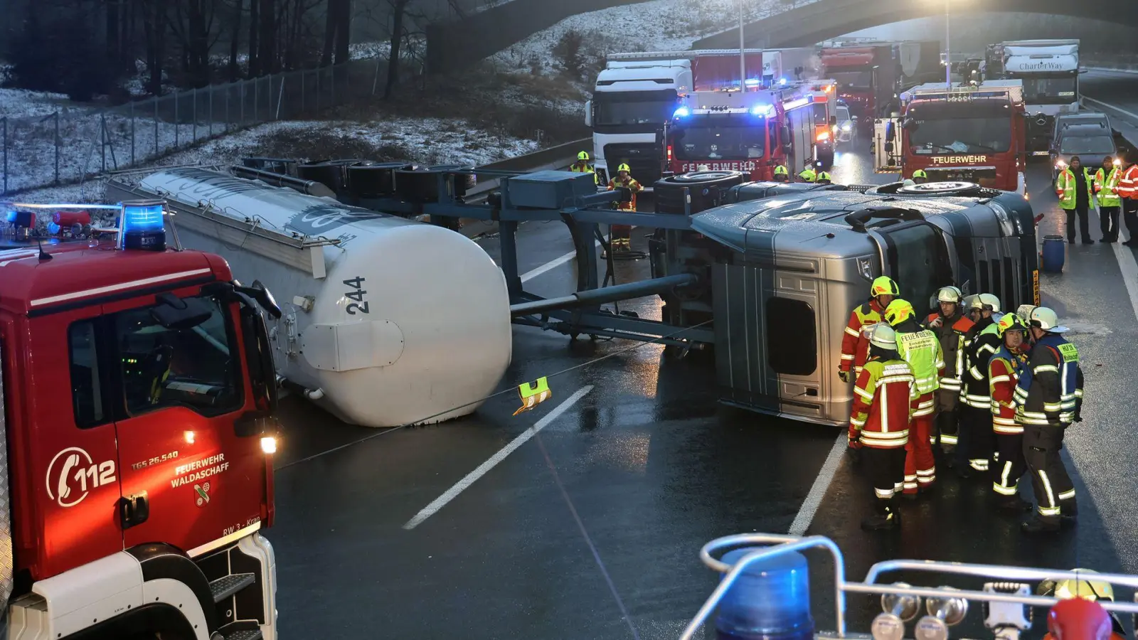 Die Feuerwehr hat den Lastwagen mit Seilwinden zur Seite gezogen.  (Foto: Ralf Hettler/dpa)