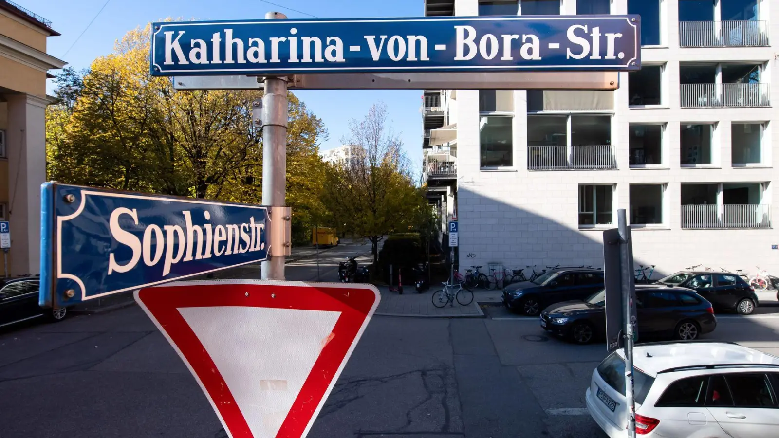 In bayerischen Städten wie hier München sind meist viel weniger Straßen und öffentliche Plätze nach Frauen benannt als nach Männern. (Symbolbild)  (Foto: Sven Hoppe/dpa)