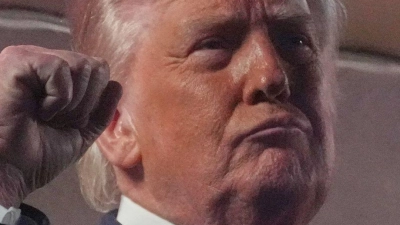 Trump demonstriert Macht. (Archivbild) (Foto: Mark Schiefelbein/AP/dpa)