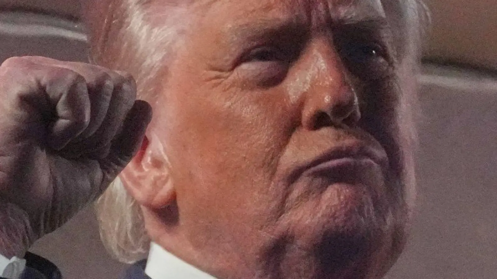 Trump demonstriert Macht. (Archivbild) (Foto: Mark Schiefelbein/AP/dpa)