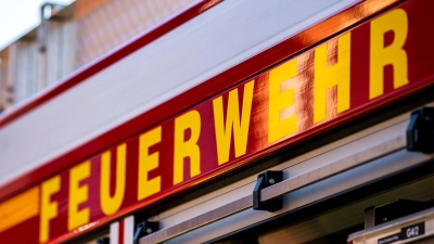 Mehrere Feuerwehren waren am Freitag bei einem Wohnhausbrand in Bechhofen im Einsatz. Jetzt sucht die Polizei Zeugen. (Symbolbild: David Inderlied/dpa)