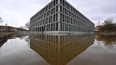 Das Bundesarbeitsgericht hat bereits in mehreren Grundsatzurteilen zum Tragen eines Kopftuchs am Arbeitsplatz entschieden. (Archivbild) (Foto: Martin Schutt/dpa)