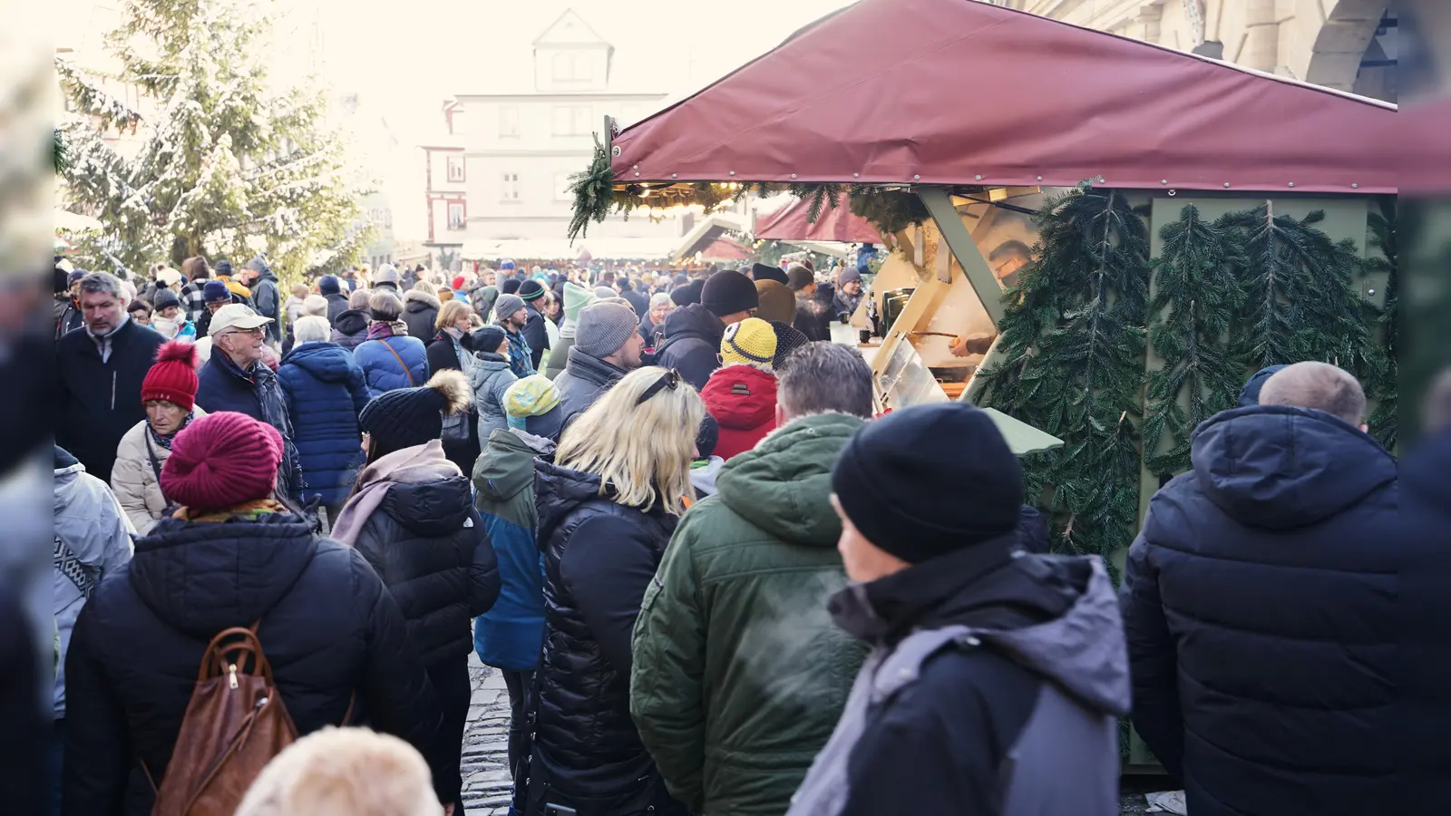 Schneebepuderte Dächer und Sonnenschein lockten am ersten Adventswochenende zahlreiche Besucherinnen und Besucher auf den Rothenburger Reiterlesmarkt. (Foto: Simone Hedler)