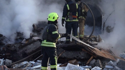 Die russische Armee greift die Region um Charkiw an - hier sind Rettungskräfte bei der Arbeit in einem Haus zu sehen. (Foto: Not credited/https://photonew.ukrinform.com/ Ukrinform/dpa)