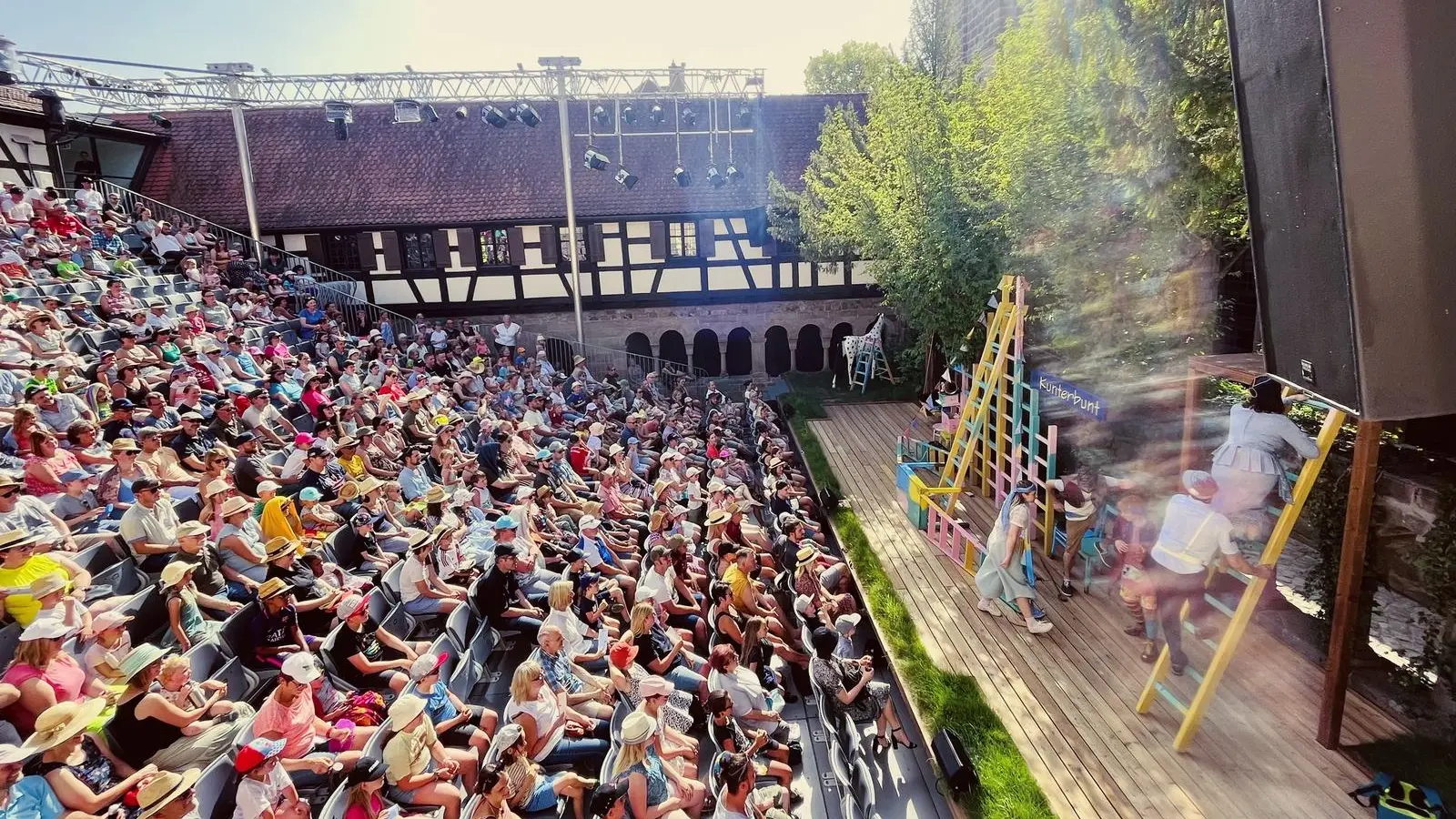 Eine Vorstellung im Feuchtwanger Kreuzgang. Touristinnen und Touristen jeweils auf die Theaterangebote in Feuchtwangen, Dinkelsbühl und Rothenburg aufmerksam zu machen, findet Bürgermeister Dr. Ulrich Grünwald gut. Von einem gemeinsamen Abonnement hält er nichts. (Foto: Kreuzgangspiele/Nicole Brühl)