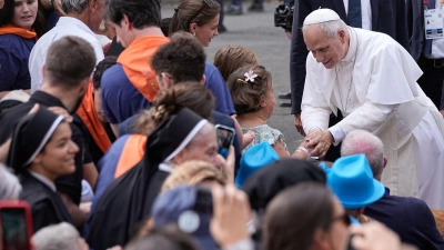 Papst Leo XIV. traf sich auch mit Missbrauchsopfern. (Foto: Laurent Cipriani/AP/dpa)
