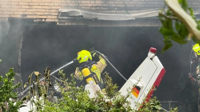 Ein Flugzeug ist auf ein Wohnhaus gestürzt. (Foto: Sascha Rixkens/Einsatzreport Niederrhein/dpa)