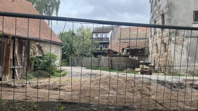 Freier Blick von der Ziegenwiese: Die angrenzende Mauer zur Schaitbergerstraße 36 wurde wie ein kleiner Unterstand abgerissen (Foto: Florian Pöhlmann)