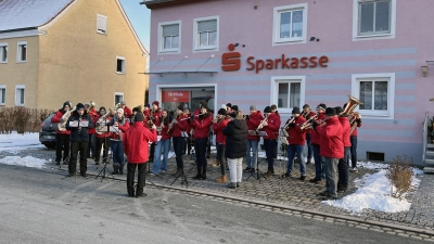 Der 1. Europa-Musikzug Markt Dietenhofen hat bei seiner Neujahrstour in Bruckberg ein kleines Open-Air-Konzert mit Titeln aus seinem Repertoire an Märschen gegeben. (Foto: Yvonne Neckermann)