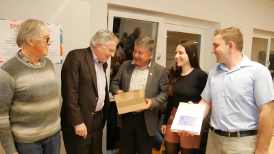 Ippsi kehrte ziemlich unscheinbar in einem Pappkarton zurück nach Franken. Das Foto zeigt von links Leonhard Reizlein, auf dessen Grund die Kreisgrabenanlage entdeckt wurde, Professor Schier, Bürgermeister Schmidt sowie Christina Alt und Tommy Neumeister vom Arbeitskreis „1200 + 5“. (Foto: Ulli Ganter)