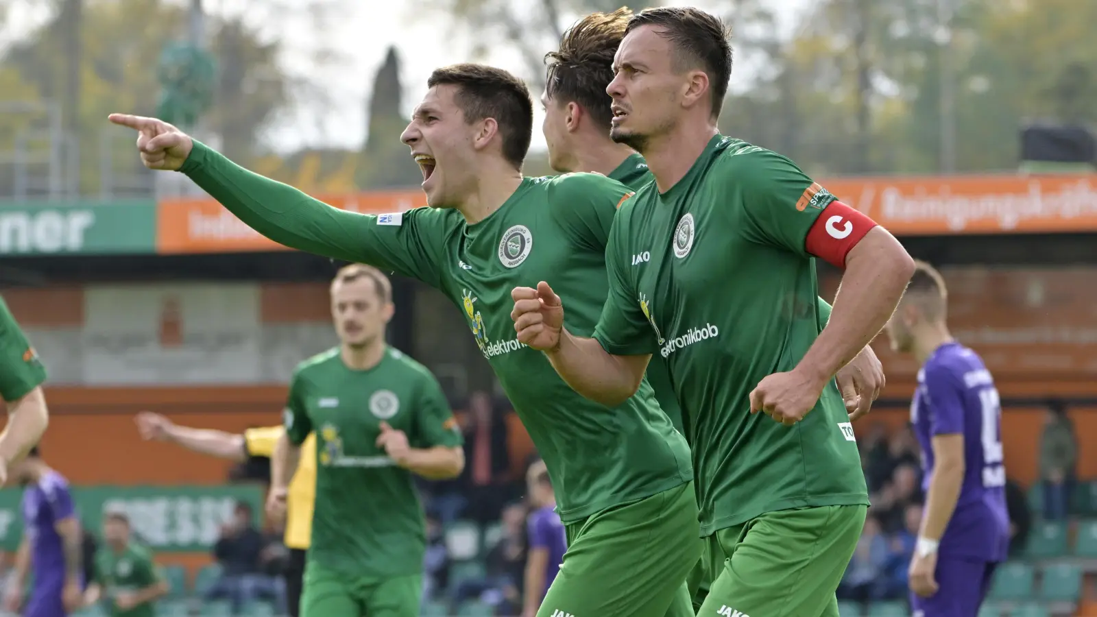 Torgarant: Michael Sperr (links), der hier mit Tobias Dietrich (rechts) über sein 1:0 im Punktspiel gegen Schwaben Augsburg jubelt, traf beim 5:1 gegen den SC Großschwarzenlohe zweifach. (Foto: Martin Rügner)