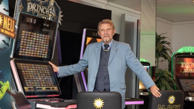 Paus Gauselmann mit 84 Jahren im Jahr 2019 in einem Showroom am Firmensitz. Nun geht er mit 90 in Ruhestand. (Foto: Friso Gentsch/dpa)