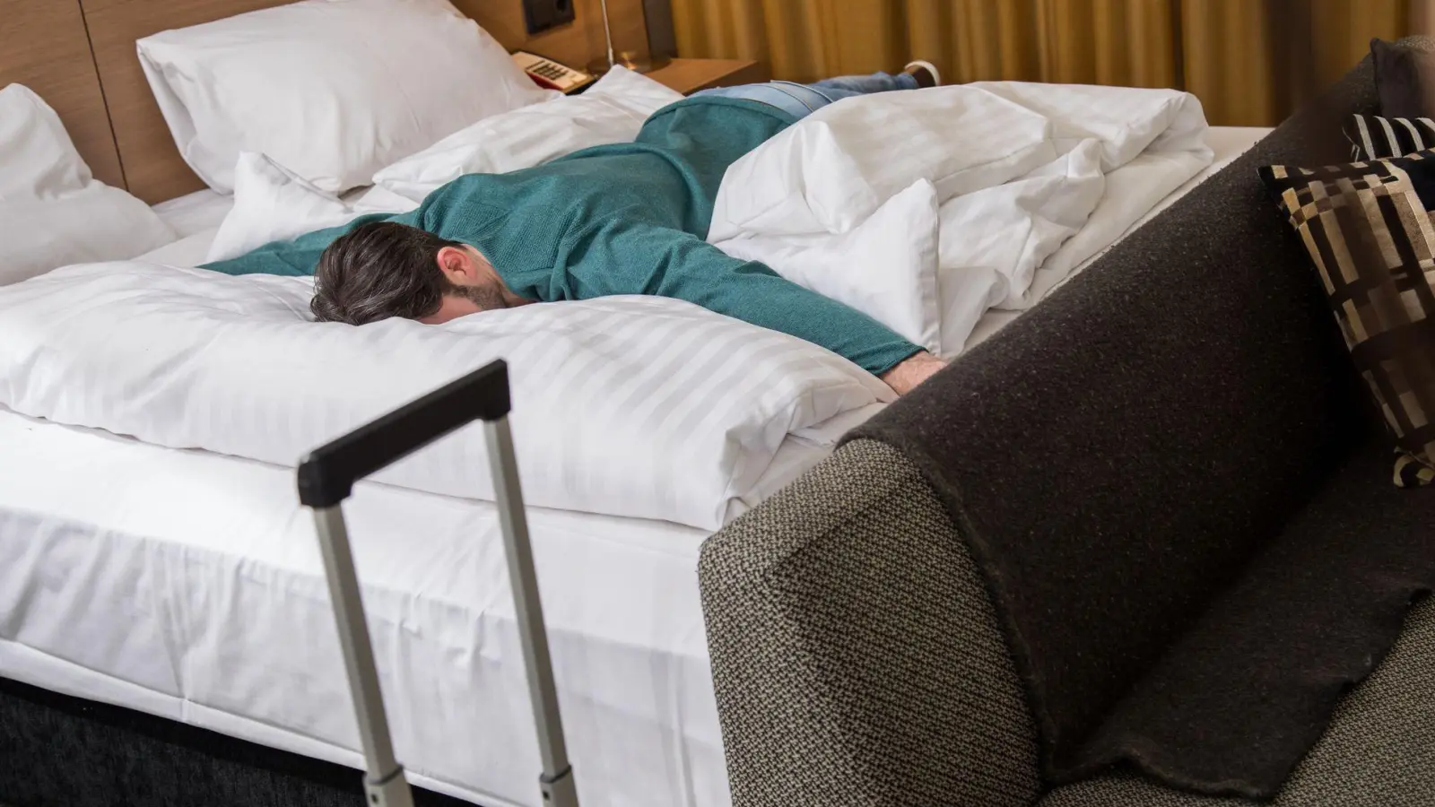 Kaum angekommen, schon krank: Mit der Entspannung macht nicht selten das Immunsystem schlapp. (Foto: Christin Klose/dpa-tmn)