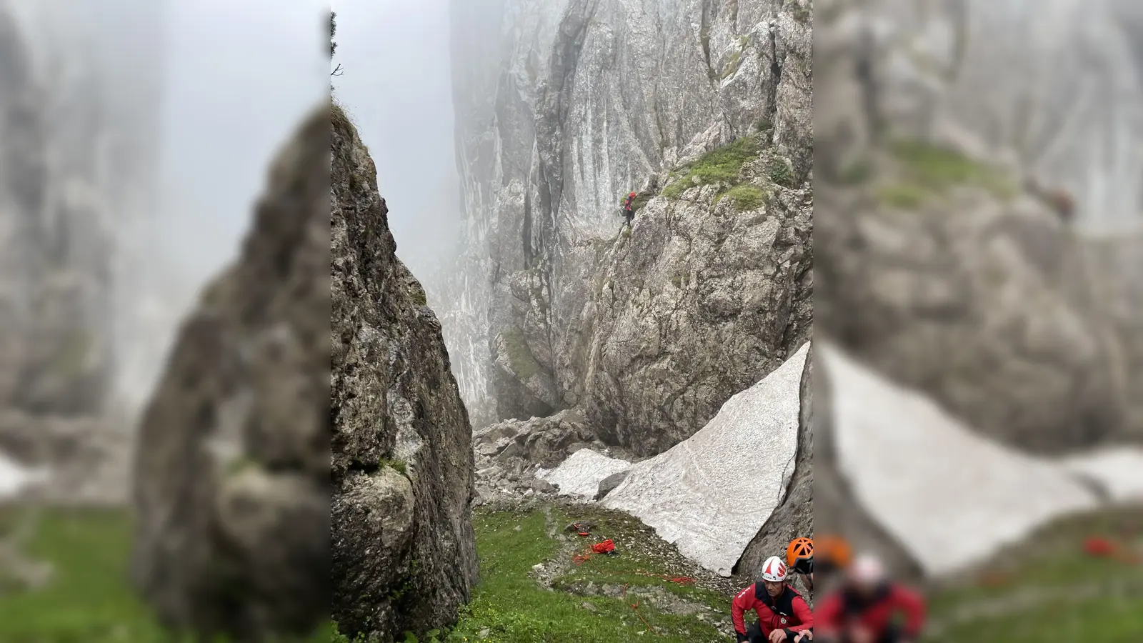 Rettungskräfte in der Nähe des Spripsenjochs im Tiroler Kaisergebirge in einem Berghang, in dem es zu dem Felssturz kam. (Foto: Zoom.Tirol/APA/dpa)