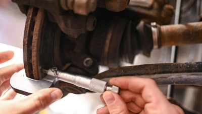 Ein Auszubildender im KFZ-Handwerk in einem Ausbildungszentrum. (Foto: Felix Kästle/dpa)