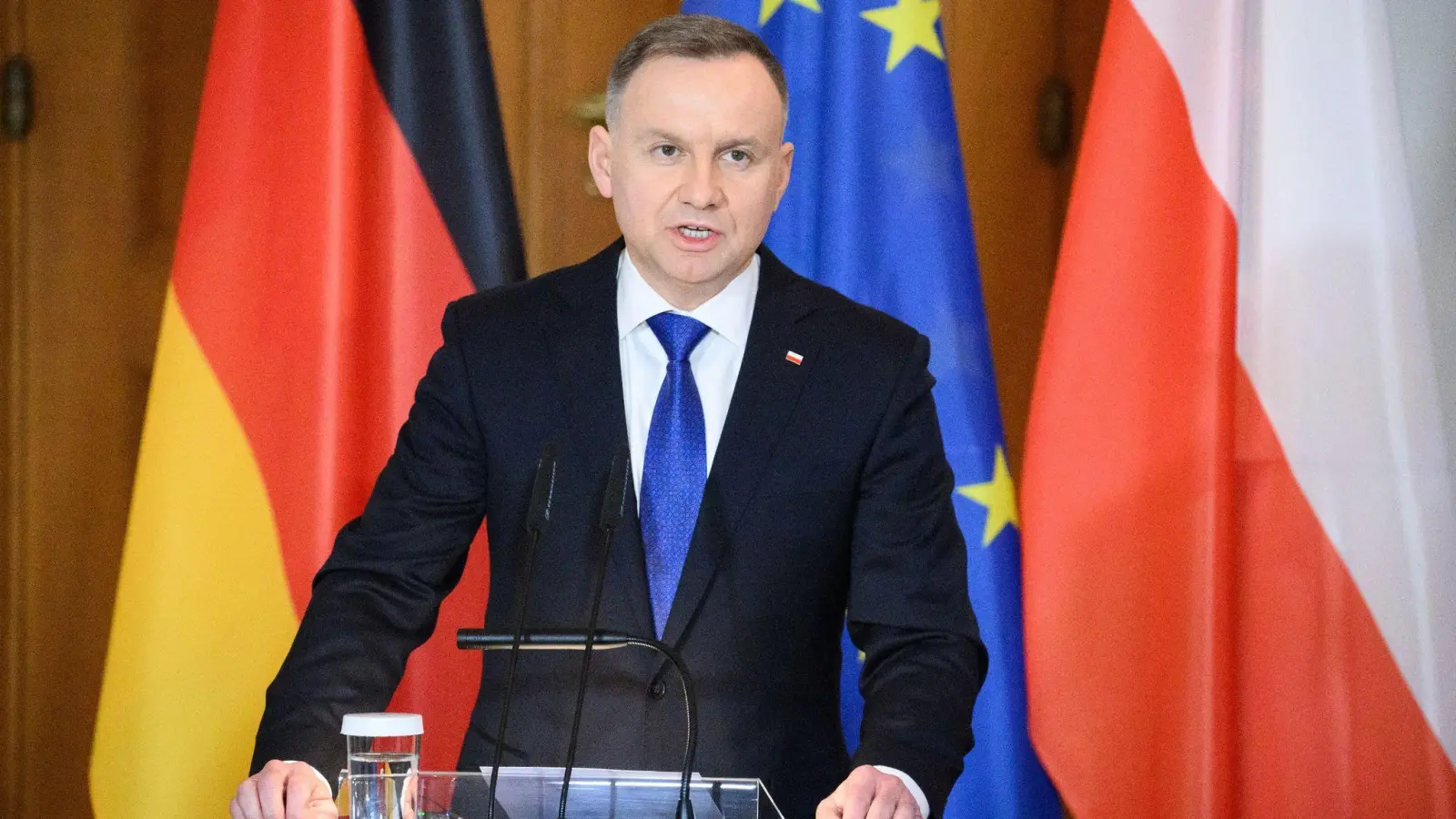 Andrzej Duda, Präsident von Polen, redet bei einer Pressekonferenz. (Foto: Bernd von Jutrczenka/dpa/Archiv)