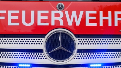 Die Feuerwehr rückt nachts zu einem brennenden Wohnhaus aus. (Symbolbild) (Foto: Klaus-Dietmar Gabbert/dpa)