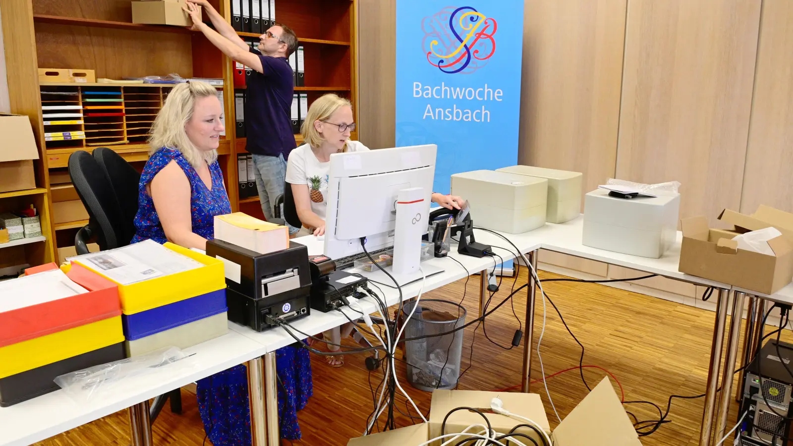 Uta Heindl-Mattern (links), Petra Plaha und Christian Mall vom Bachwochen-Team bei den letzten Vorbereitungen im Festspielbüro in der Karolinenstraße 30:  (Foto: Jim Albright)