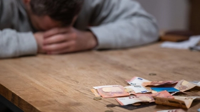 Überschuldet ist, wer seinen finanziellen Verpflichtungen dauerhaft nicht mehr nachkommen kann.  (Foto: Hannes P Albert/dpa)