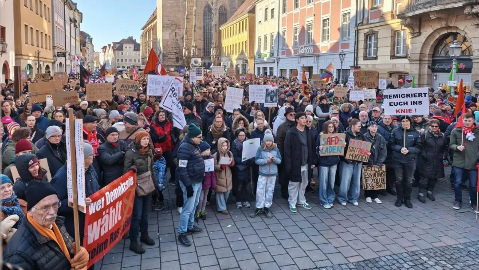 Rund 2000 Menschen waren nach Angaben der Polizei zu der Kundgebung auf den Martin-Luther-Platz gekommen. (Foto: Zeynel Dönmez)