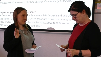 Als älteste Gemeinderätin vereidigte Gerda Eder (rechts) die neue Bürgermeisterin Eileen Gillwald. (Foto: Anna Beigel)