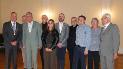 OB Thomas Deffner verabschiedete aus dem Stadtrat (von links) Jochen Lintermann, Otto Schaudig, Friedmann Seiler, Aylin Ugur, Sebastian Höhn, Dr. Paul Kupser, Simon Mayr, Monika Raschke-Dietrich und Josef Hillermeier. (Foto: Winfried Vennemann)