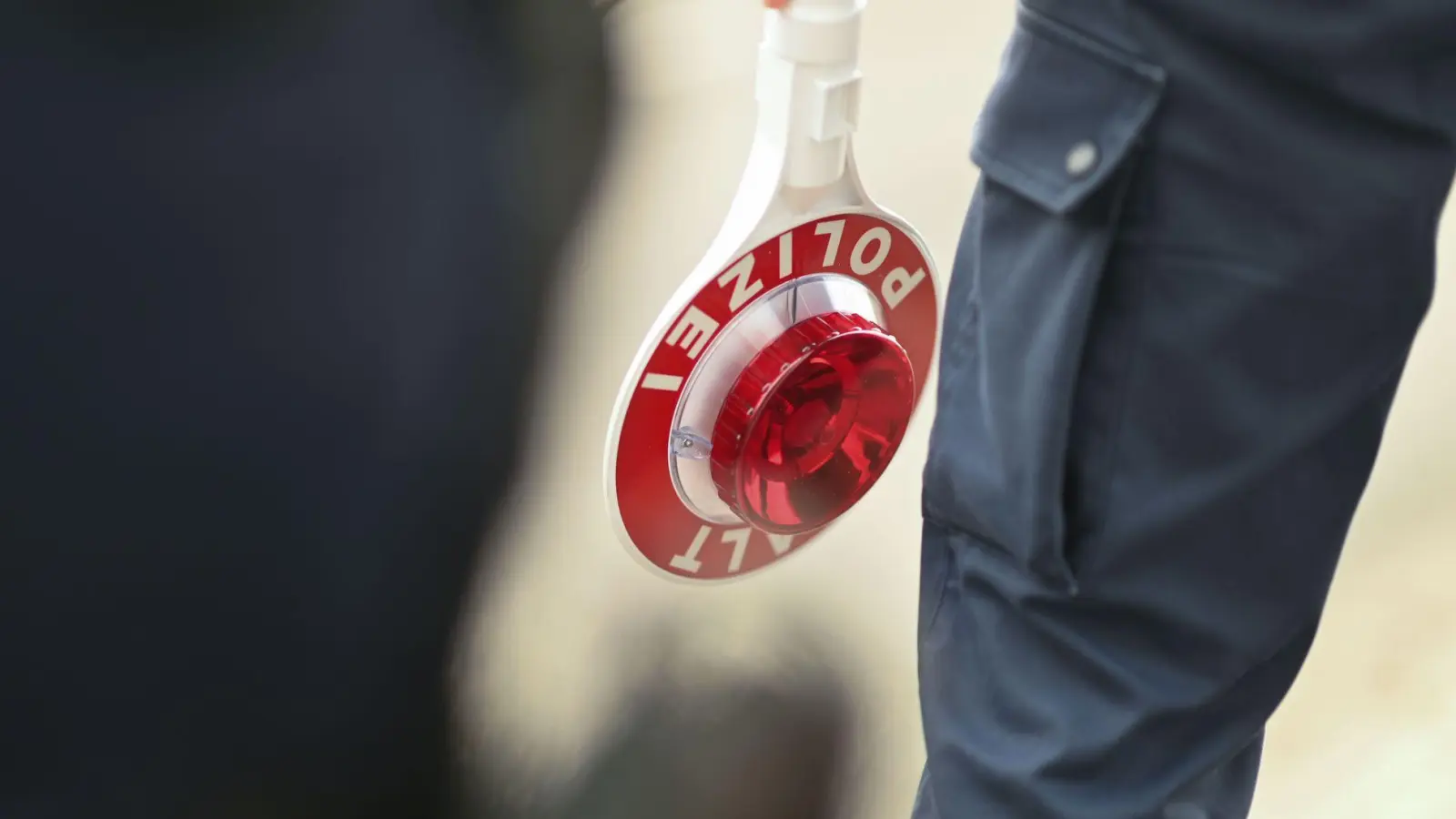 Polizisten kontrollieren den Mann mit dem selbstgebauten Mofa. (Symbolbild) (Foto: Katharina Kausche/dpa)