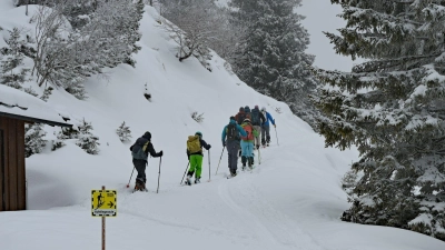 Tourengeher sind bei Garmisch-Partenkirchen auf einer ausgewiesenen Route unterwegs.  (Foto: Malin Wunderlich/dpa)