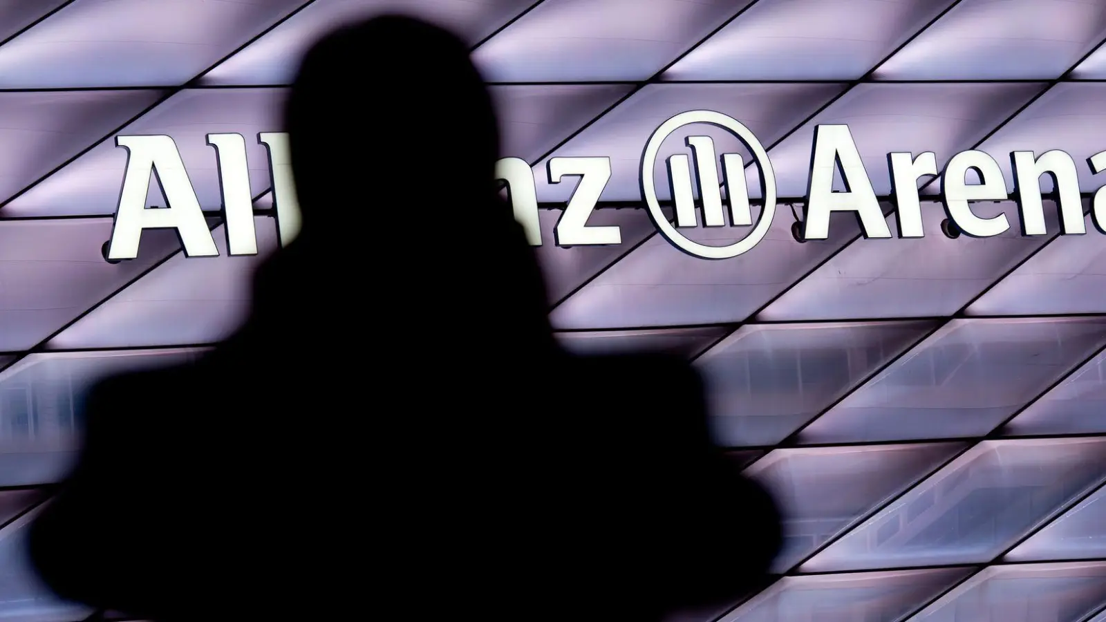 U-Bahn mit mit 1.000 Fußballfans auf dem Weg zur Allianz-Arena gestoppt. (Symbolbild)    (Foto: picture alliance / dpa)