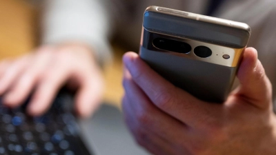 Ein Mann aus Rain vertraute einem verlockenden Zinsangebot auf einer Online-Plattform. (Symbolbild) (Foto: Monika Skolimowska/dpa)