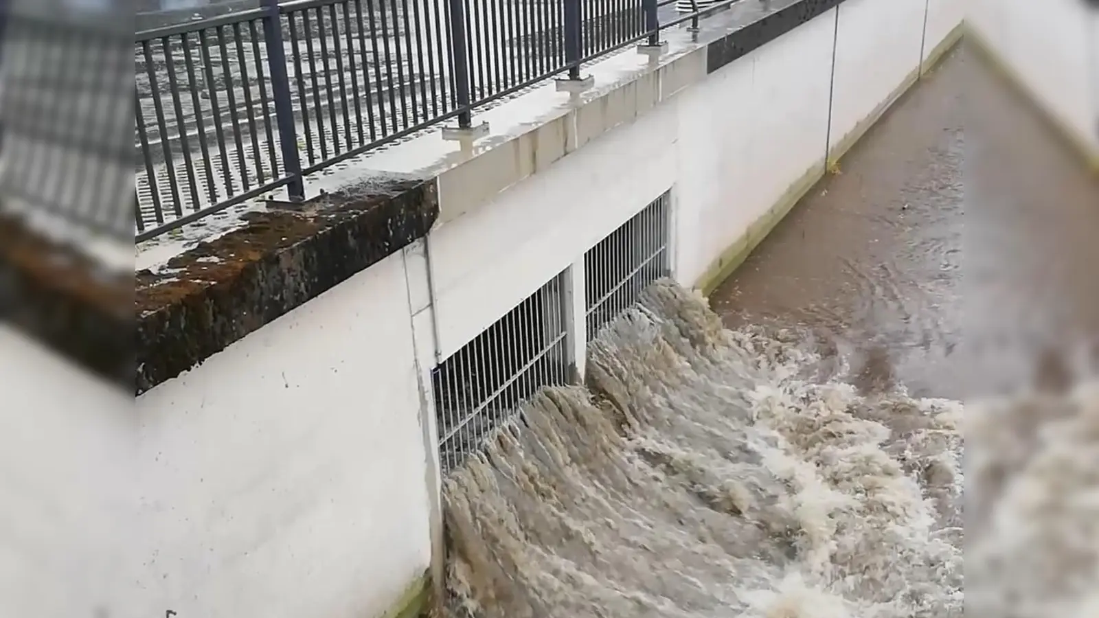 Dieses Foto zeigt, wie bei einem früheren Regen-Ereignis das Regenwasser-Abwasser-Gemisch in die Rezat fließt. (Foto: Ludwig Hasenmüller)