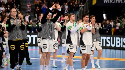 Die deutschen Handballer bedankten sich nach dem Sieg gegen Kroatien für die Unterstützung der Fans. (Foto: Sina Schuldt/dpa)