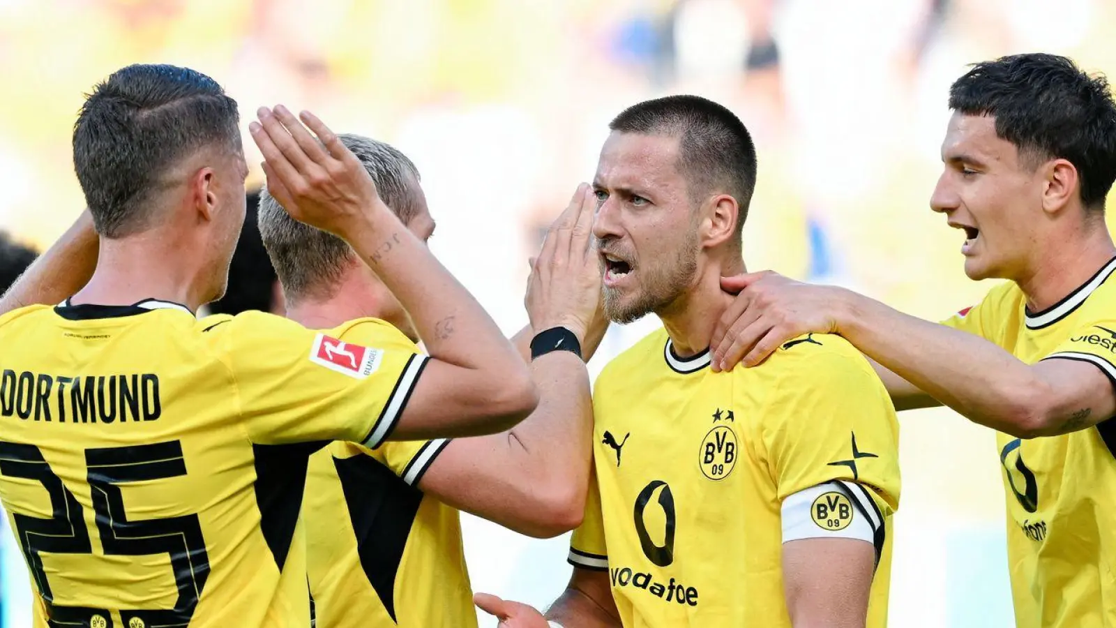 Dortmund feiert eine furiose Aufholjagd. (Foto: Uwe Anspach/dpa)